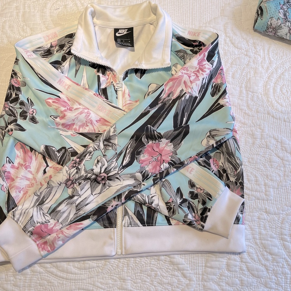 Nike DRI FIT floral pattern 3 piece set! Excellent condition.